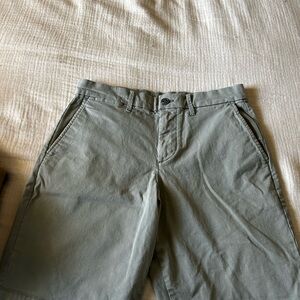 GAP Men's Flat Front Olive Shorts